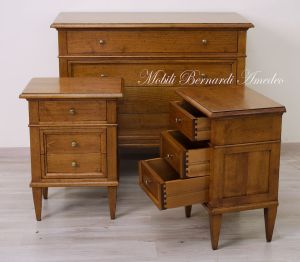 CO16 B Comodino Noce Massello Cassetti Incorniciati Gambe Spillo 01